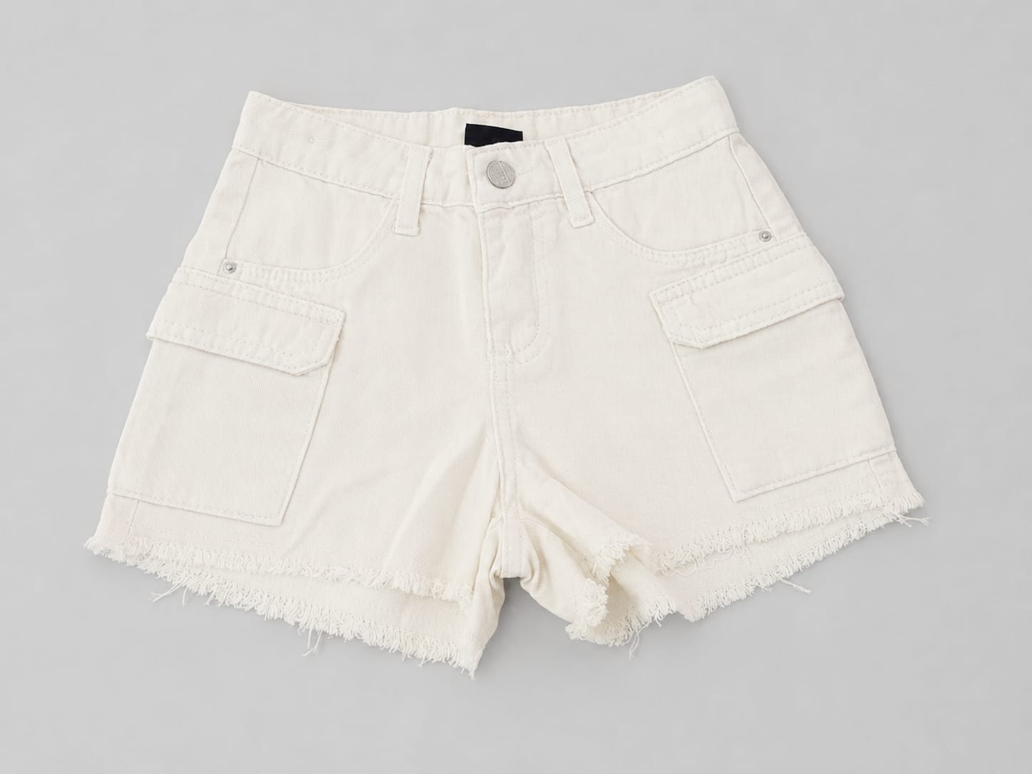 Short Cargo Infantil Menina Off-White com Bolsos e Barra Desfiada
