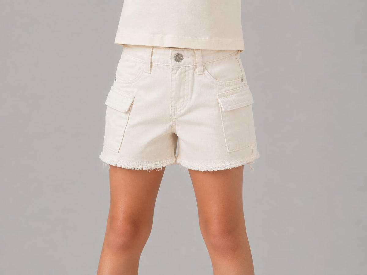 Short Cargo Infantil Menina Off-White com Bolsos e Barra Desfiada