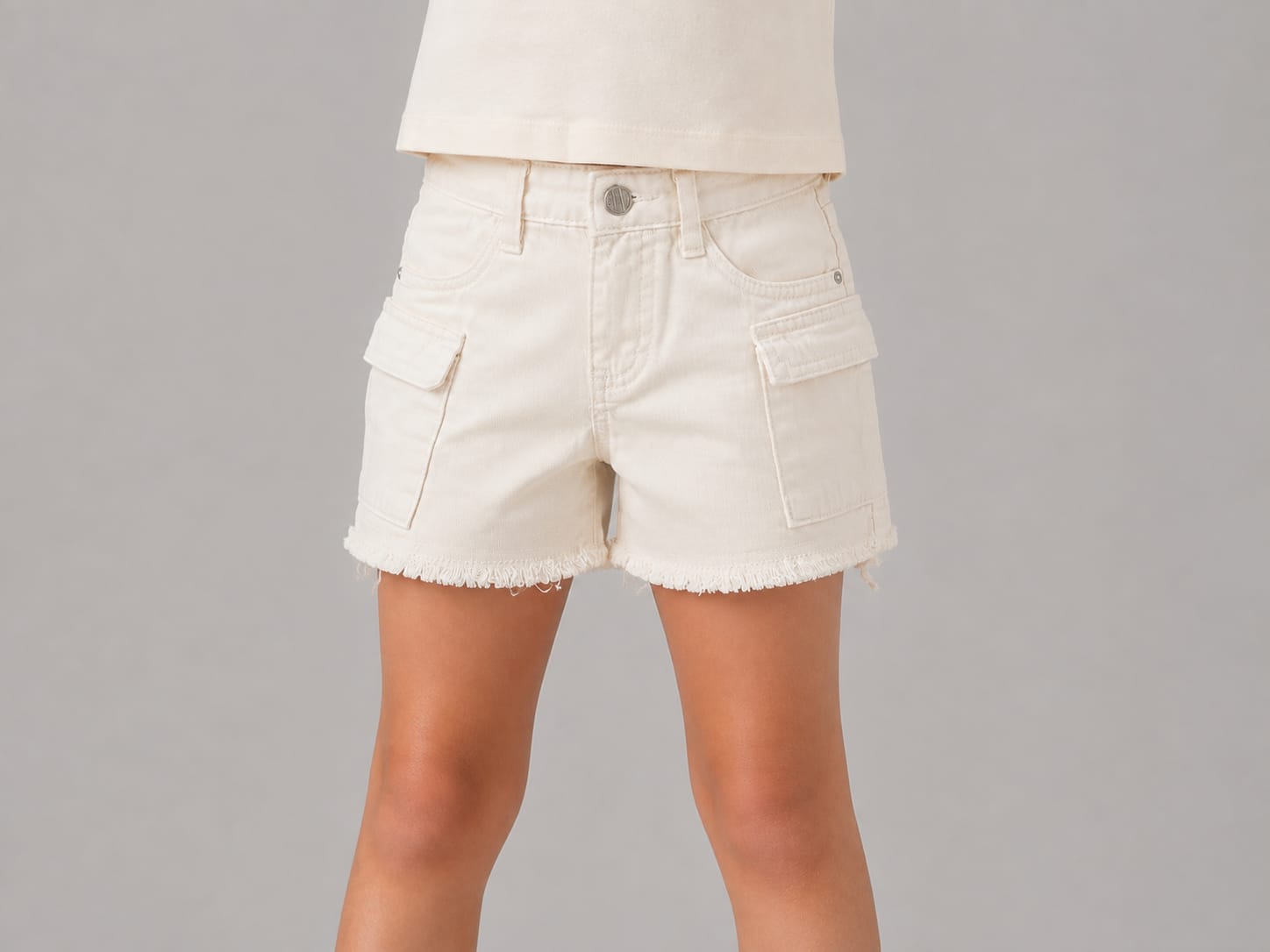 Short Cargo Infantil Menina Off-White com Bolsos e Barra Desfiada