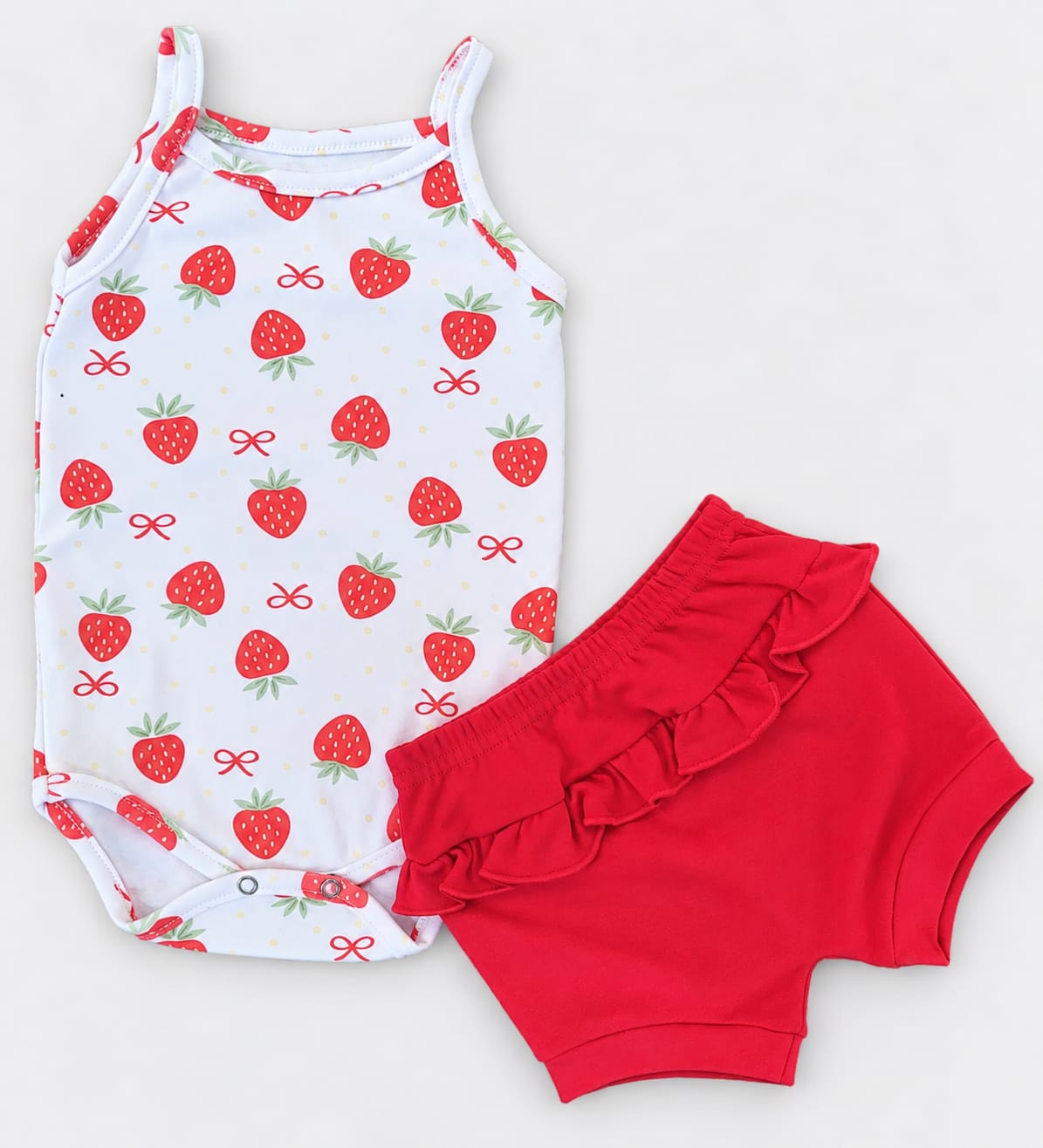 CONJUNTO BEBÊ BODY REGATA + SHORT COM BABADOS ESTAMPA MORANGO