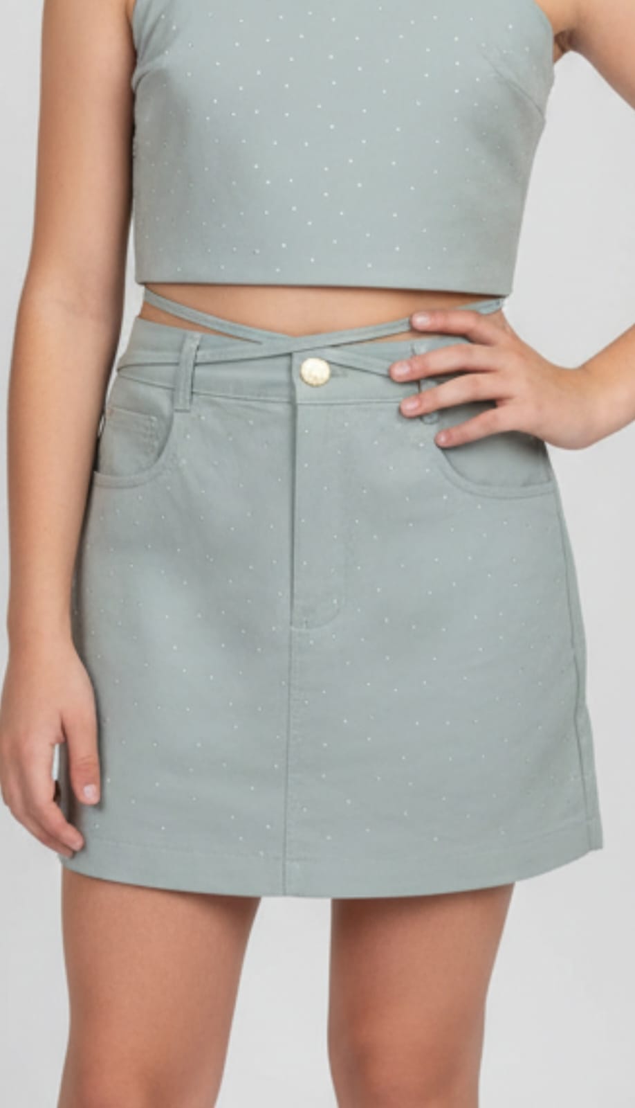 Conjunto PinkX Estilo em Sarja – Cropped com Pontos de Luz e Short Saia com Amarração