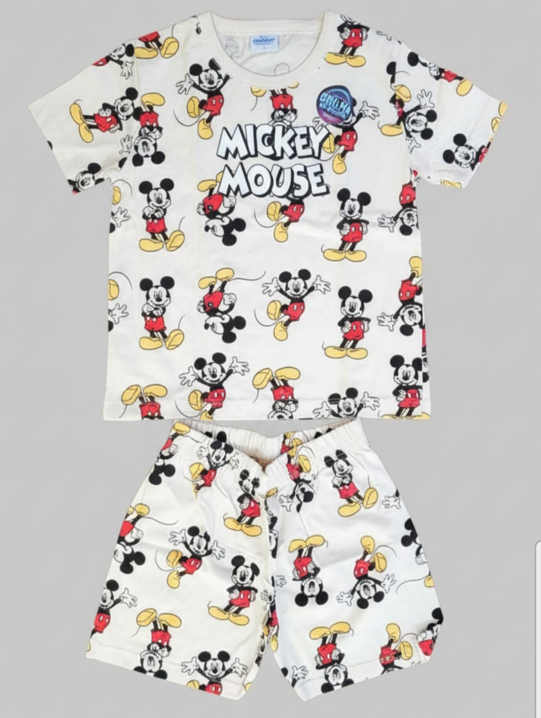 Pijama Mickey Mouse Brilha no Escuro – Conforto e Magia para Noites Mais Divertidas